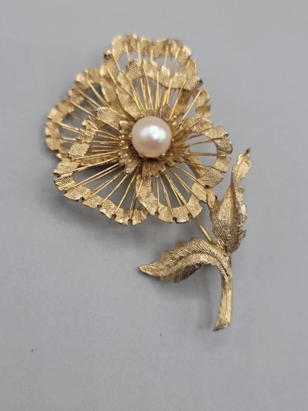 Brooks Flower Brooch Pin Gold Faux Pearl Wire Detail Prong Set Gold Tone Vintage